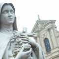 Thérèse devant le Carmel de Lisieux